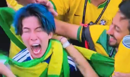 Torcedor do Japão é consolado por brasileiros após gol nos acréscimos