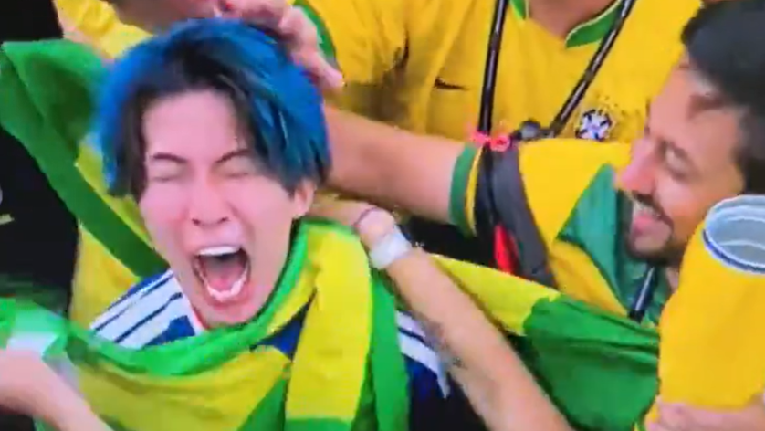 Torcedor do Japão é consolado por brasileiros após virada na Copa