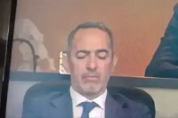 Dormiu? Campeão viraliza durante jogo da Espanha na Copa