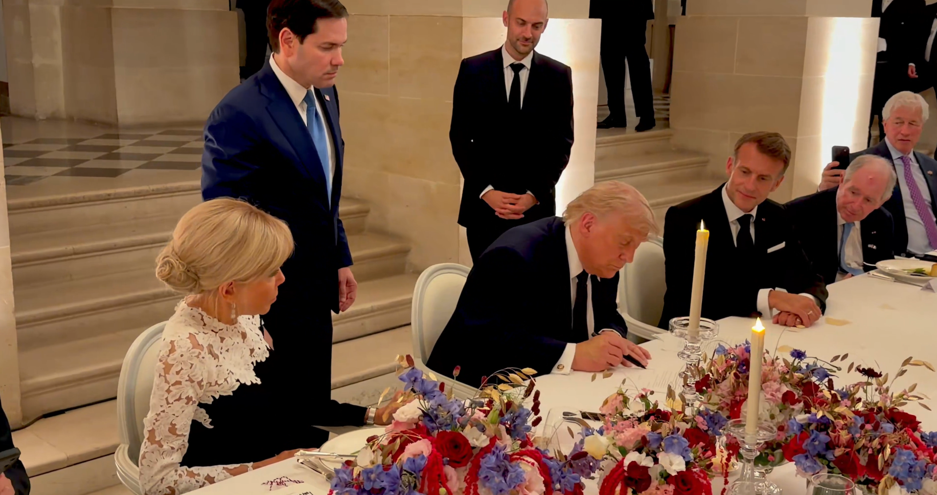 Donald Trump assina cópia impressa de acordo com o Irã