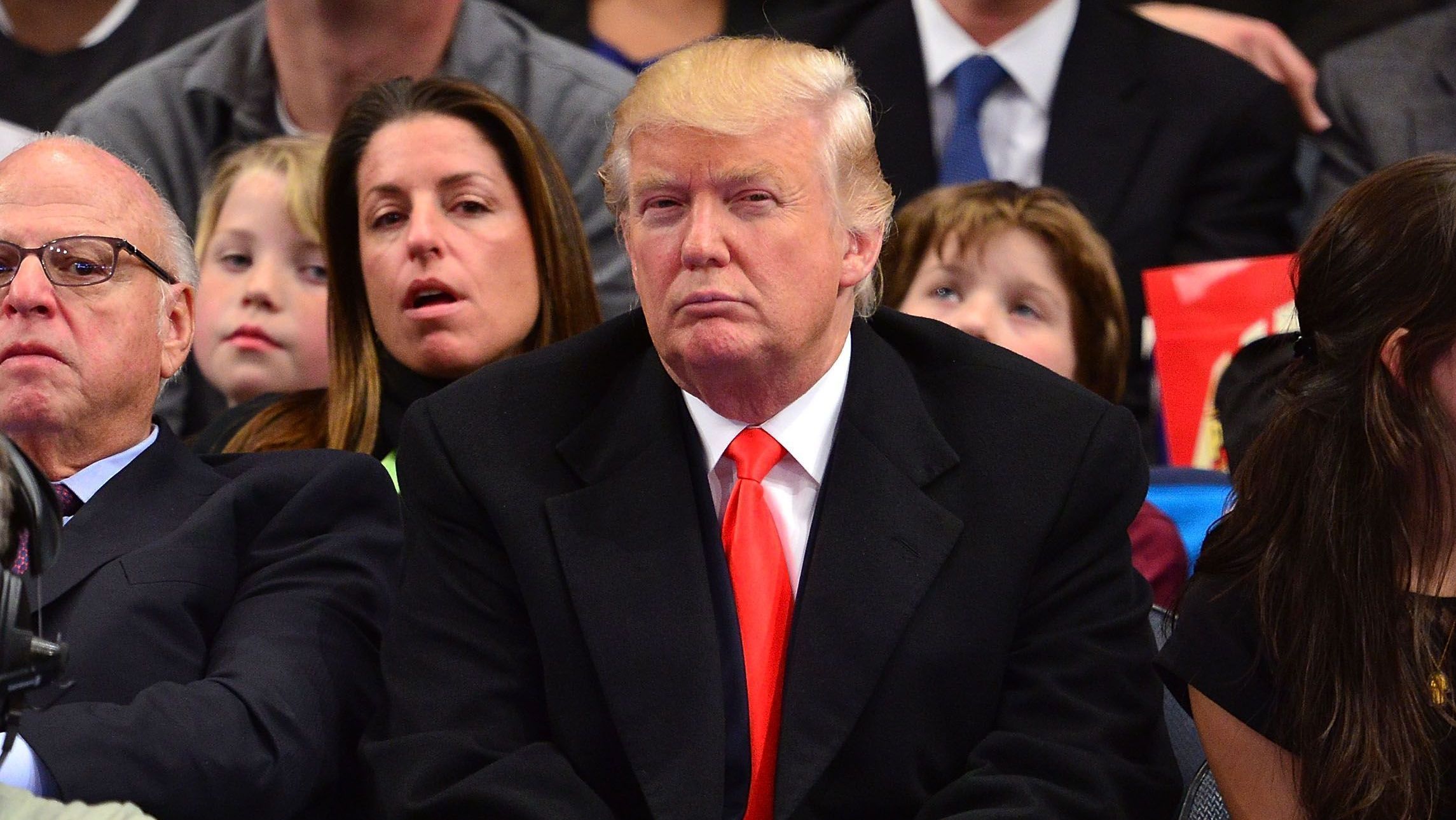 Donald Trump em New York Knicks x Milwaukee Bucks no Madison Square Garden, em 26 de março de 2012