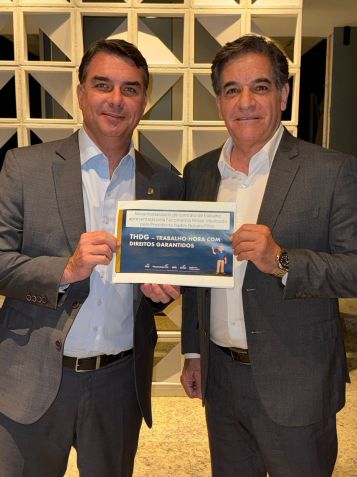 Senador Flávio Bolsonaro (PL-RJ) e Nadim Donato, presidente da Fecomércio-MG • Divulgação