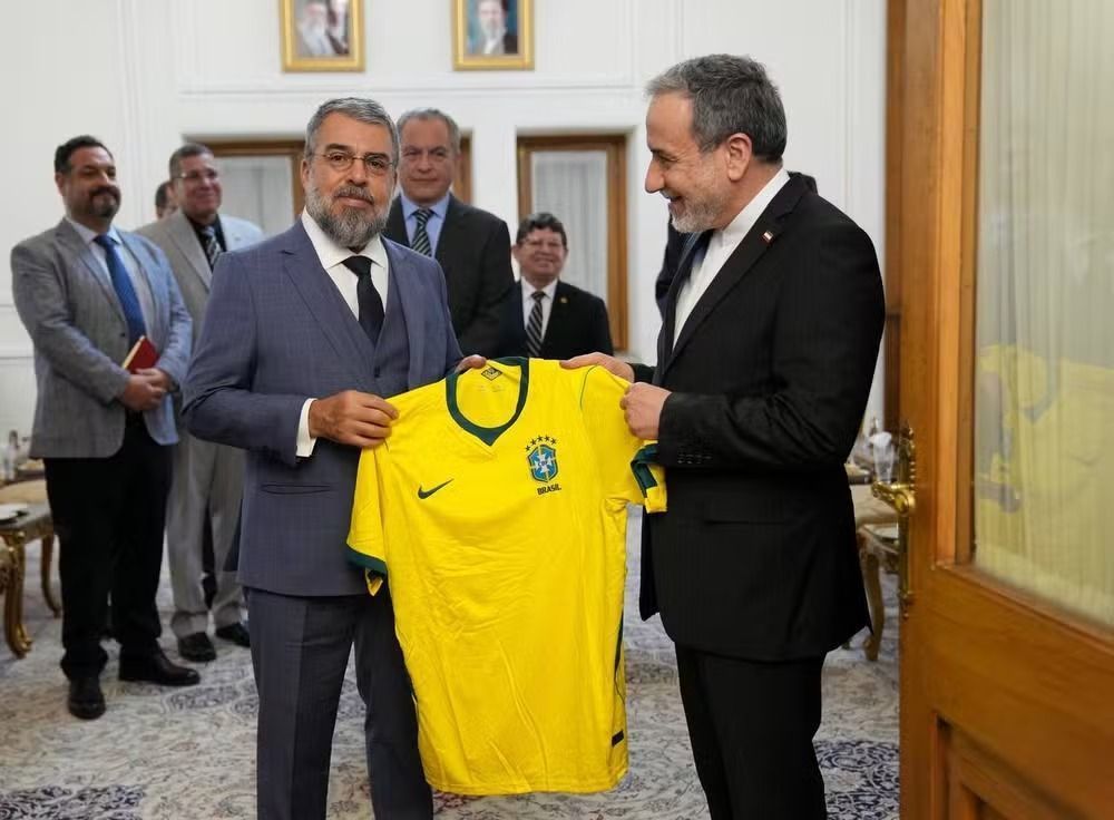 Embaixador do Brasil entrega camisa da Seleção ao chanceler do Irã
