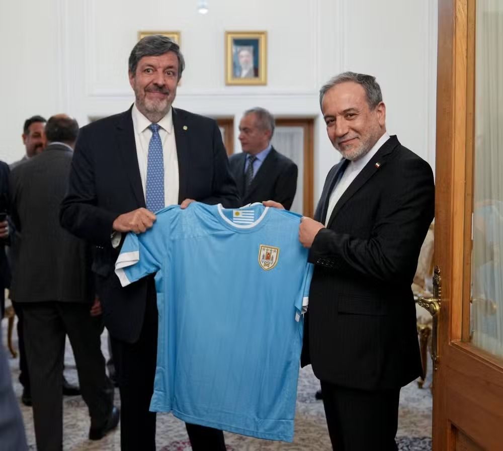 Embaixador do Uruguai entrega camisa da Seleção ao chanceler do Irã • Reprodução/Telegram
