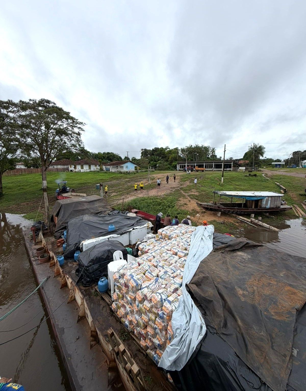 Entrega de ajuda humanitária a moradores do Baixo Rio Branco, em Roraima • Divulgação/Secom RR