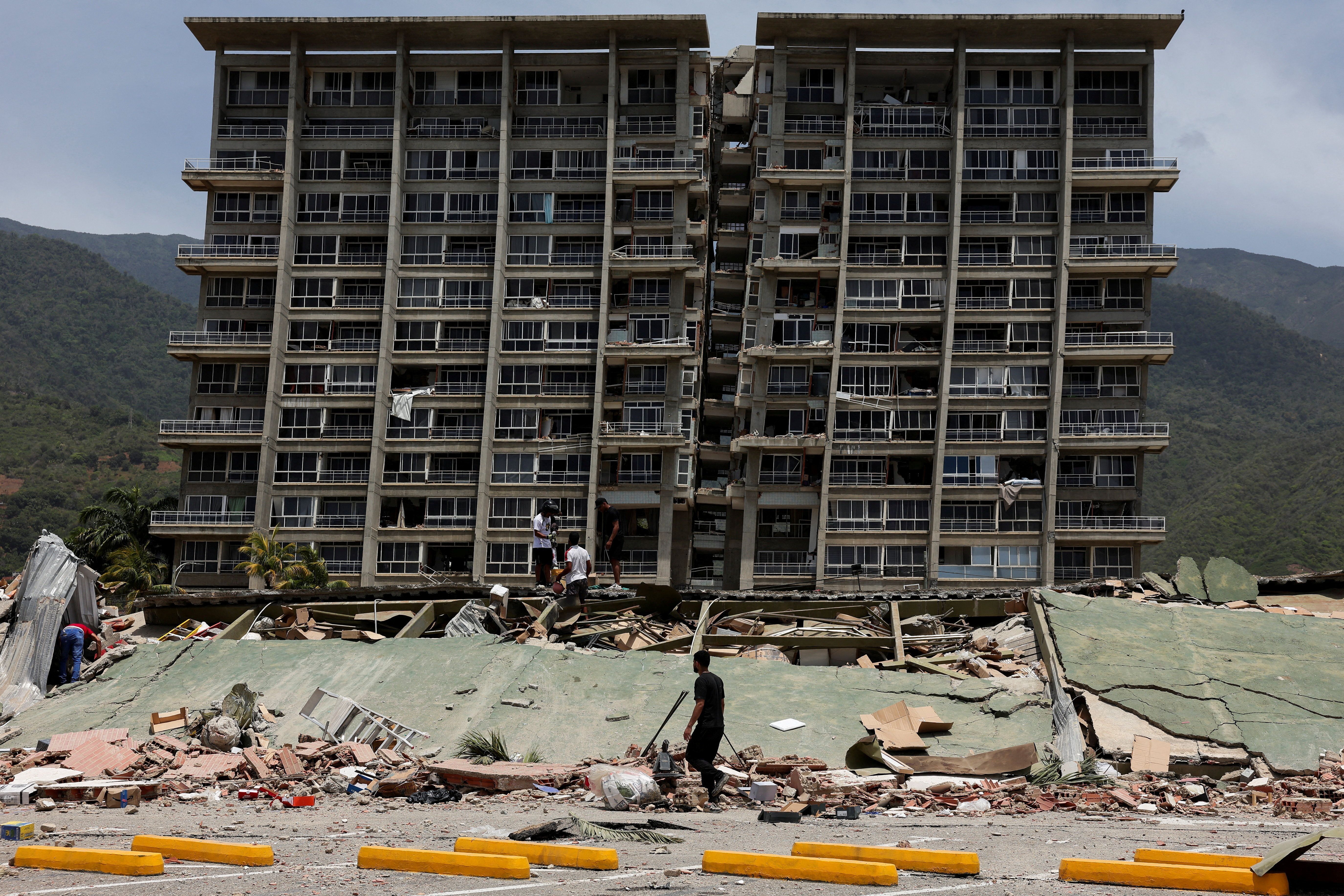 Escombros de prédio que desabou em La Guaira após terremotos