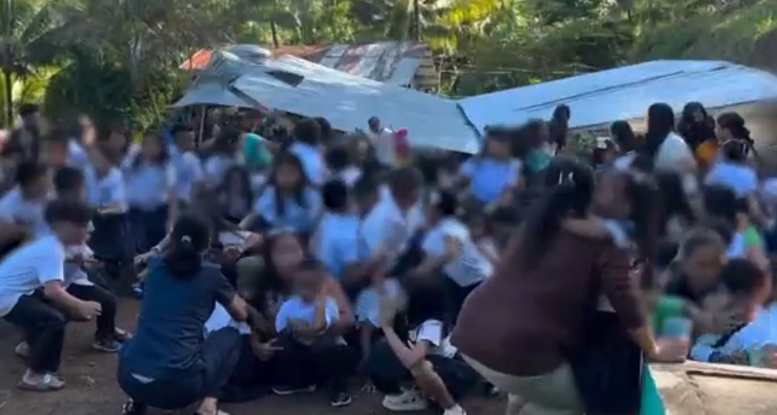 Estrutura de escola desaba em meio a terremoto nas Filipinas enquanto crianças se protegem