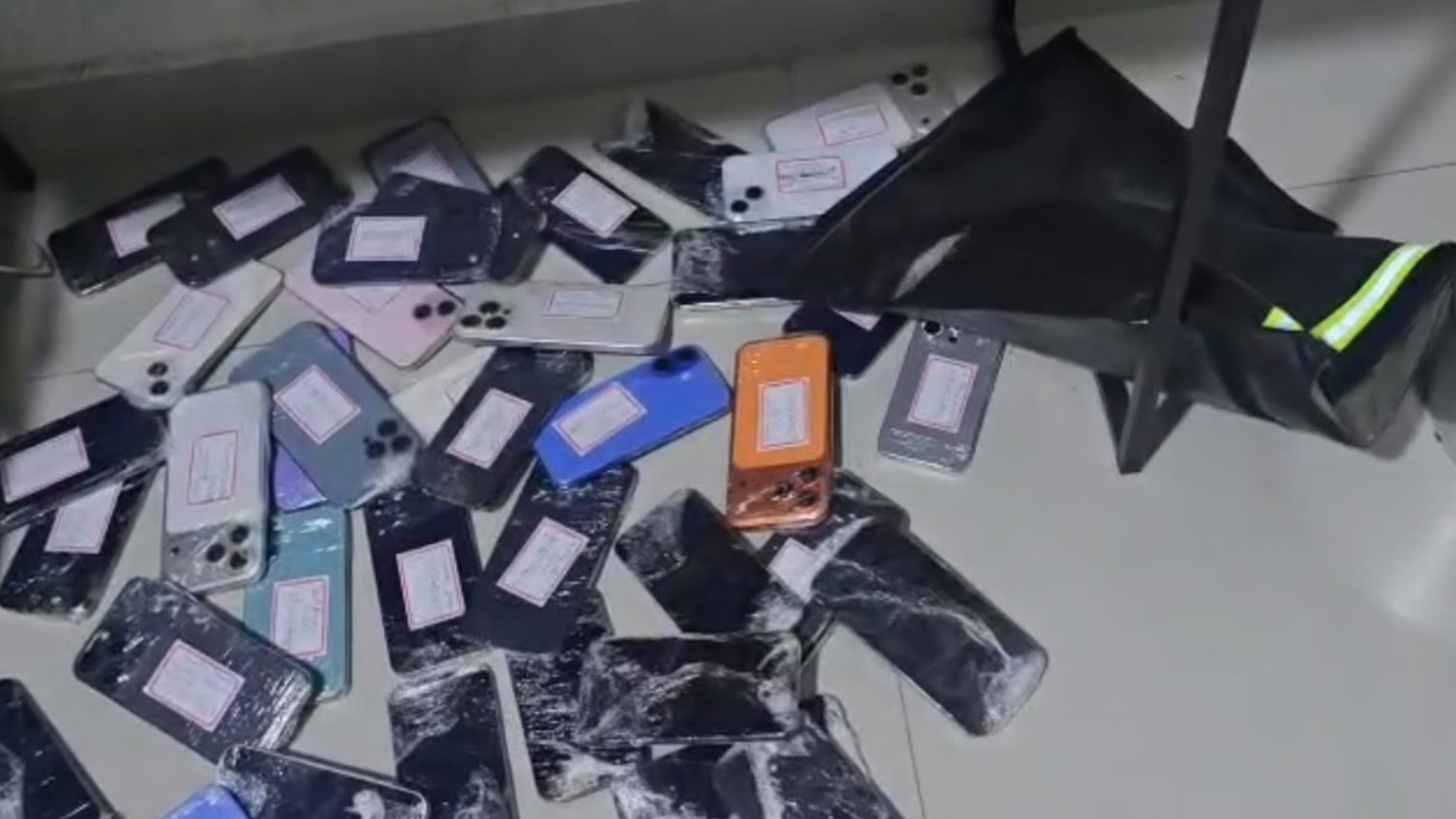 Imóvel armazenava 182 celulares e 42 alianças supostamente provenientes de roubos e furtos