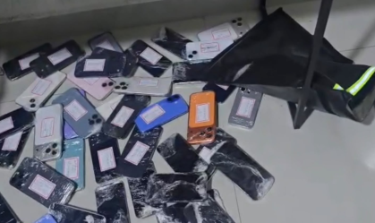 Imóvel armazenava 182 celulares e 42 alianças supostamente provenientes de roubos e furtos