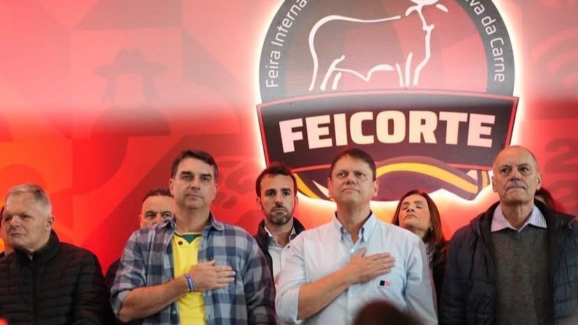 Flávio Bolsonaro e Tarcísio de Freitas na abertura da Feicorte, em Presidente Prudente, interior de São Paulo