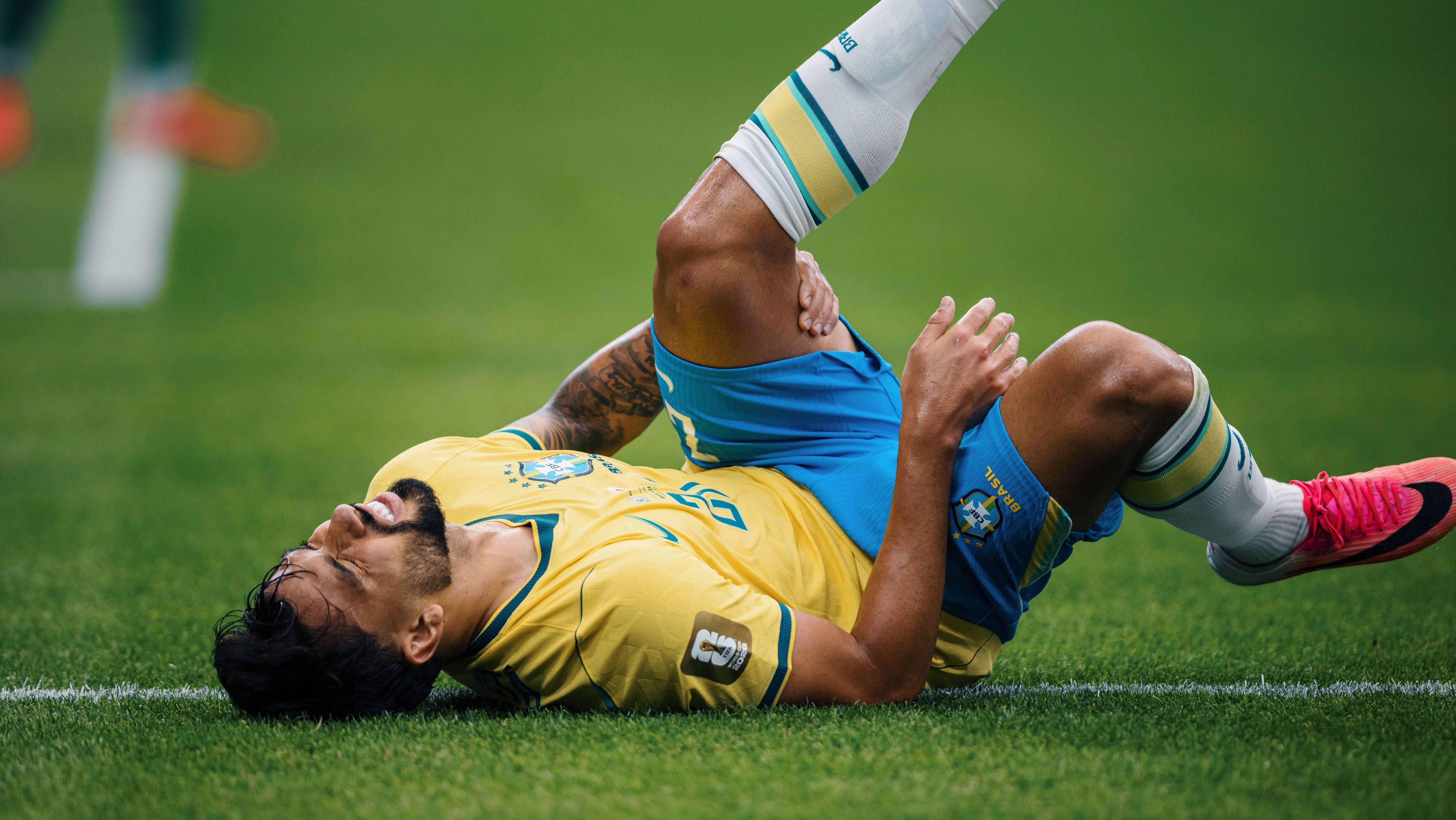 Lucas Paquetá no momento em que se lesionou em Brasil x Japão, pela fase de 16-avos de final da Copa do Mundo