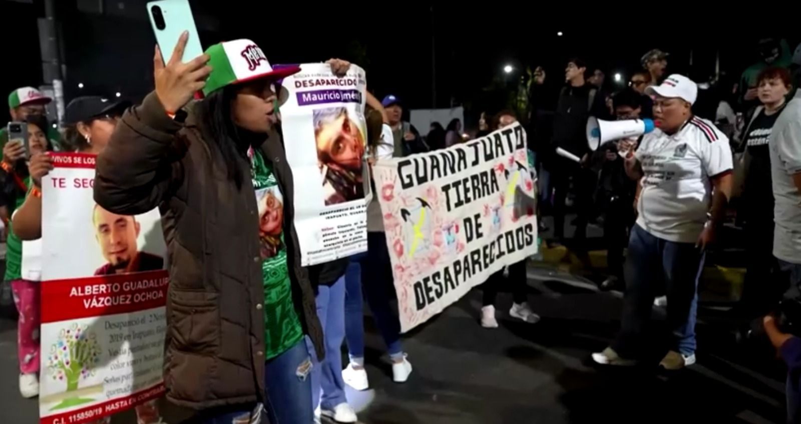 Famílias de desaparecidos protestam na Cidade do México enquanto a polícia bloqueia marcha rumo ao estádio da Copa do Mundo