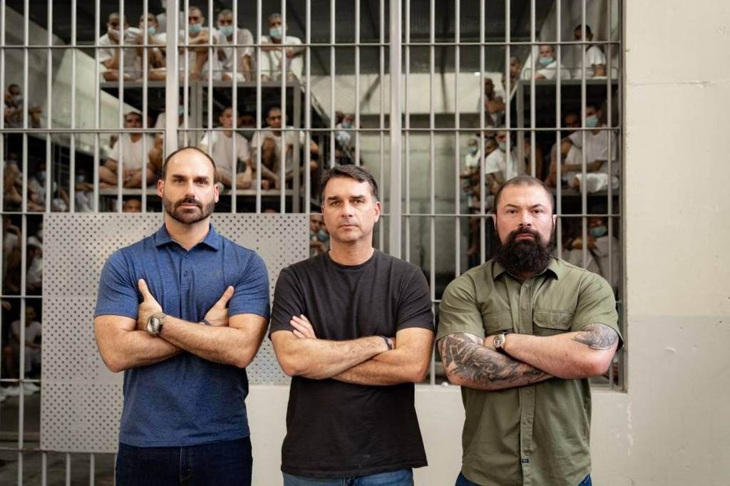 O ex-deputado federal Eduardo Bolsonaro, o senador Flávio Bolsonaro e o deputado federal Paulo Bilynskyj no Cecot • Reprodução/@paulobilynskyj1