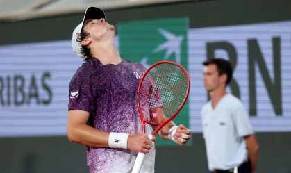 Imagem do confronto entre João Fonseca e Jakub Mensik nas quartas de Roland Garros