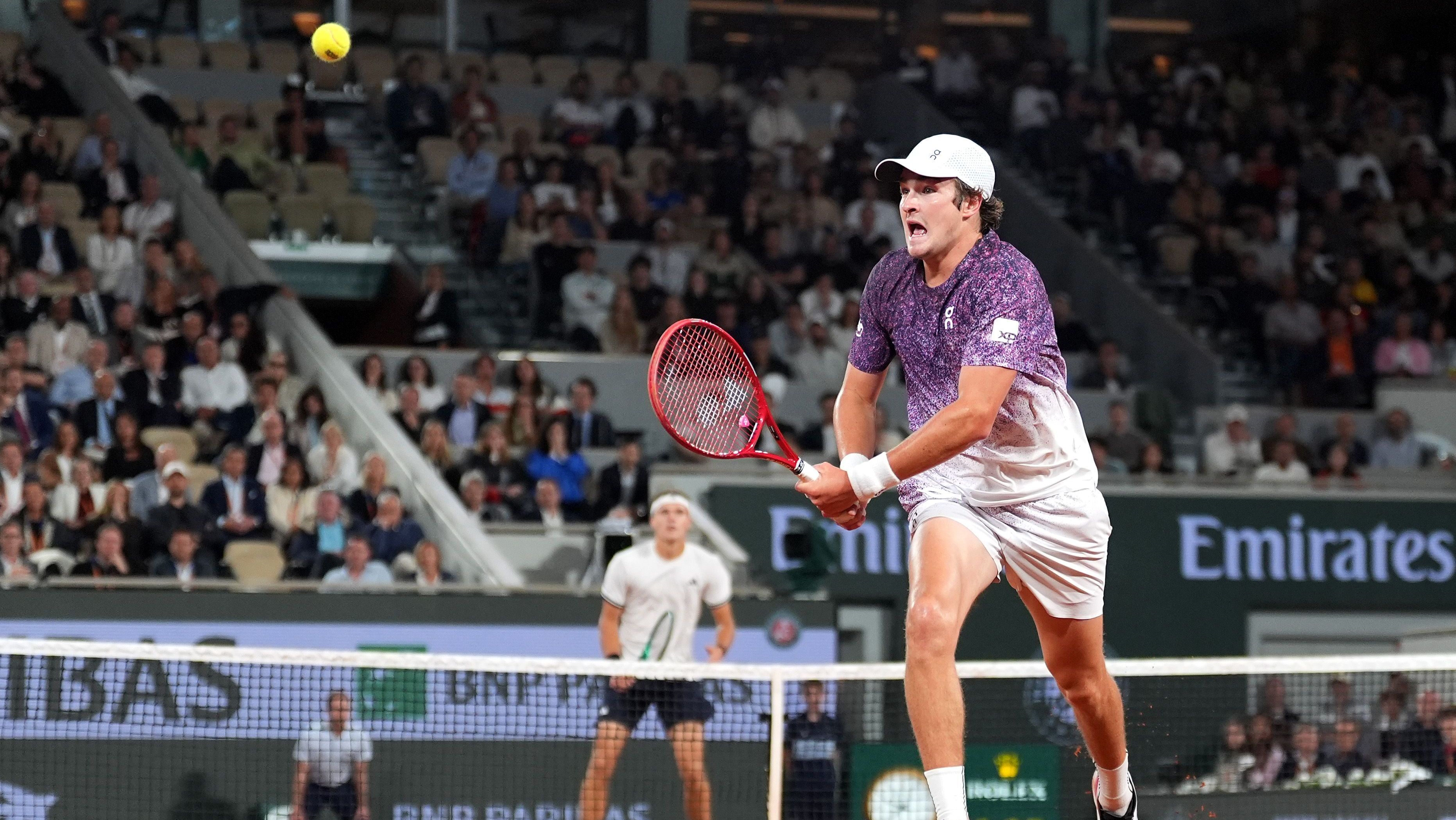 Imagem do confronto entre João Fonseca e Jakub Mensik nas quartas de Roland Garros