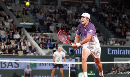 Imagem do confronto entre João Fonseca e Jakub Mensik nas quartas de Roland Garros