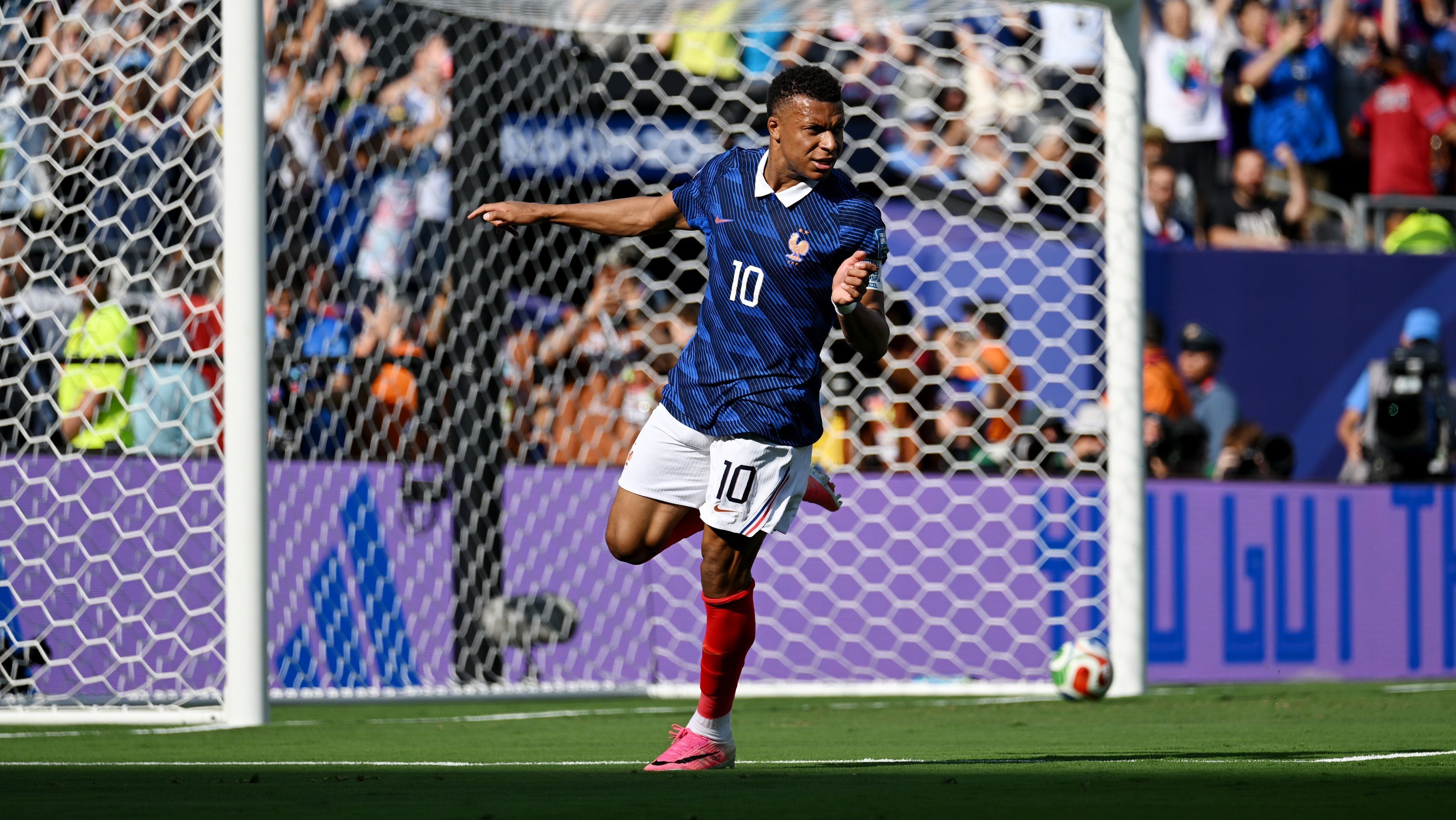 Kylian Mbappé celebrando gol anotado diante da Suécia, em jogo dos 16-avos de final da Copa do Mundo