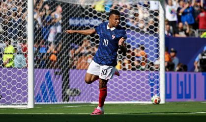 Kylian Mbappé celebrando gol anotado diante da Suécia, em jogo dos 16-avos de final da Copa do Mundo