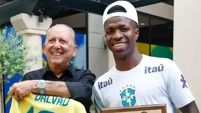 Galvão e Vini Jr durante troca de homenagens nos Estados Unidos
