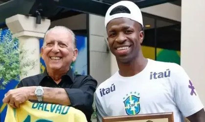 Galvão e Vini Jr durante troca de homenagens nos Estados Unidos