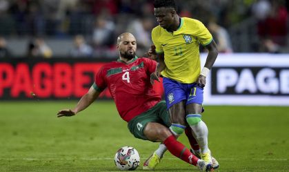 Amrabat e Vini Jr disputam bola no amistoso entre Brasil x Marrocos