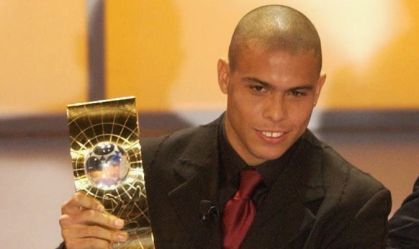 Ronaldinho no Fifa The Best de 2002, na época, ainda chamado de FIFA World Player Award