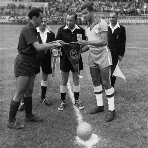 Os capitães José Naranjo (à esquerda, 1926 - 2012), do México, e José Carlos Bauer (1925 - 2007), do Brasil, trocam flâmulas antes da partida de suas equipes pela fase de grupos da Copa do Mundo, em Genebra, Suíça, em 16 de junho de 1954 • Getty Images