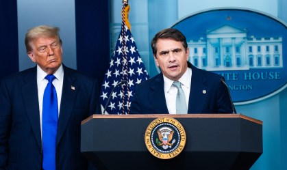 O procurador-geral interino dos EUA, Todd Blanche, durante uma coletiva de imprensa com o presidente dos EUA, Donald Trump