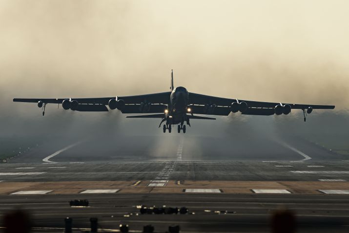 Um bombardeiro estratégico B-52 Stratofortress da Força Aérea dos Estados Unidos decola da RAF Fairford em 19 de março de 2026 em Fairford, Inglaterra • Leon Neal/Getty Images