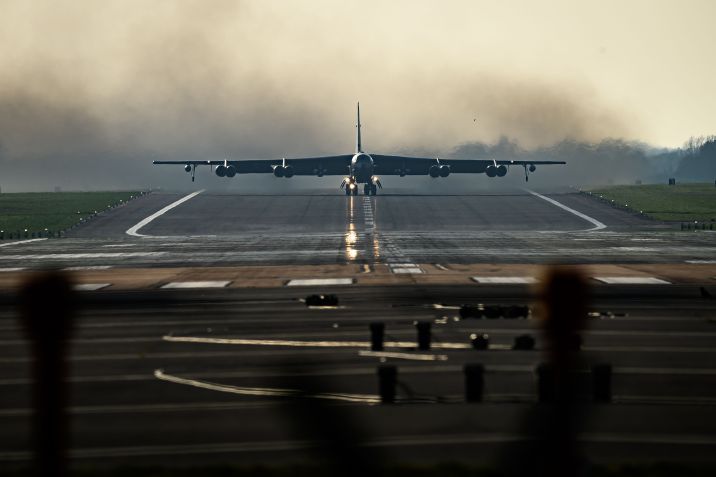 Um bombardeiro B-52 da Força Aérea dos EUA em março de 2026 • Leon Neal/Getty Images
