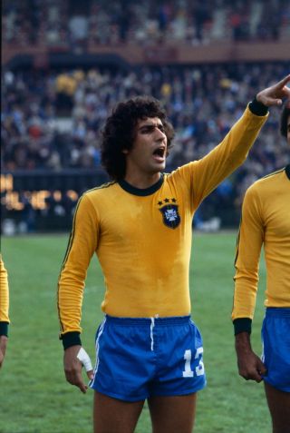 Copa do Mundo de 1978, disputa do terceiro lugar: Itália 1 x 2 Brasil. Nelinho aponta e grita algo durante a fila antes da partida, River Plate, Buenos Aires • Mirrorpix via Getty Images