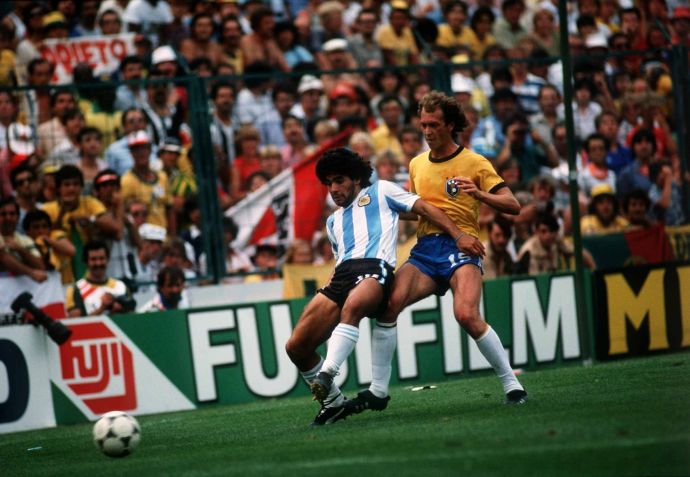 Jogo da segunda fase do Grupo C da Copa do Mundo de 1982 entre Brasil e Argentina no Estádio Sarrià, em Barcelona, em 2 de julho de 1982, vencido pelo Brasil por 3 a 1. Diego Maradona se defende da marcação de Falcao. • Mirrorpix via Getty Images