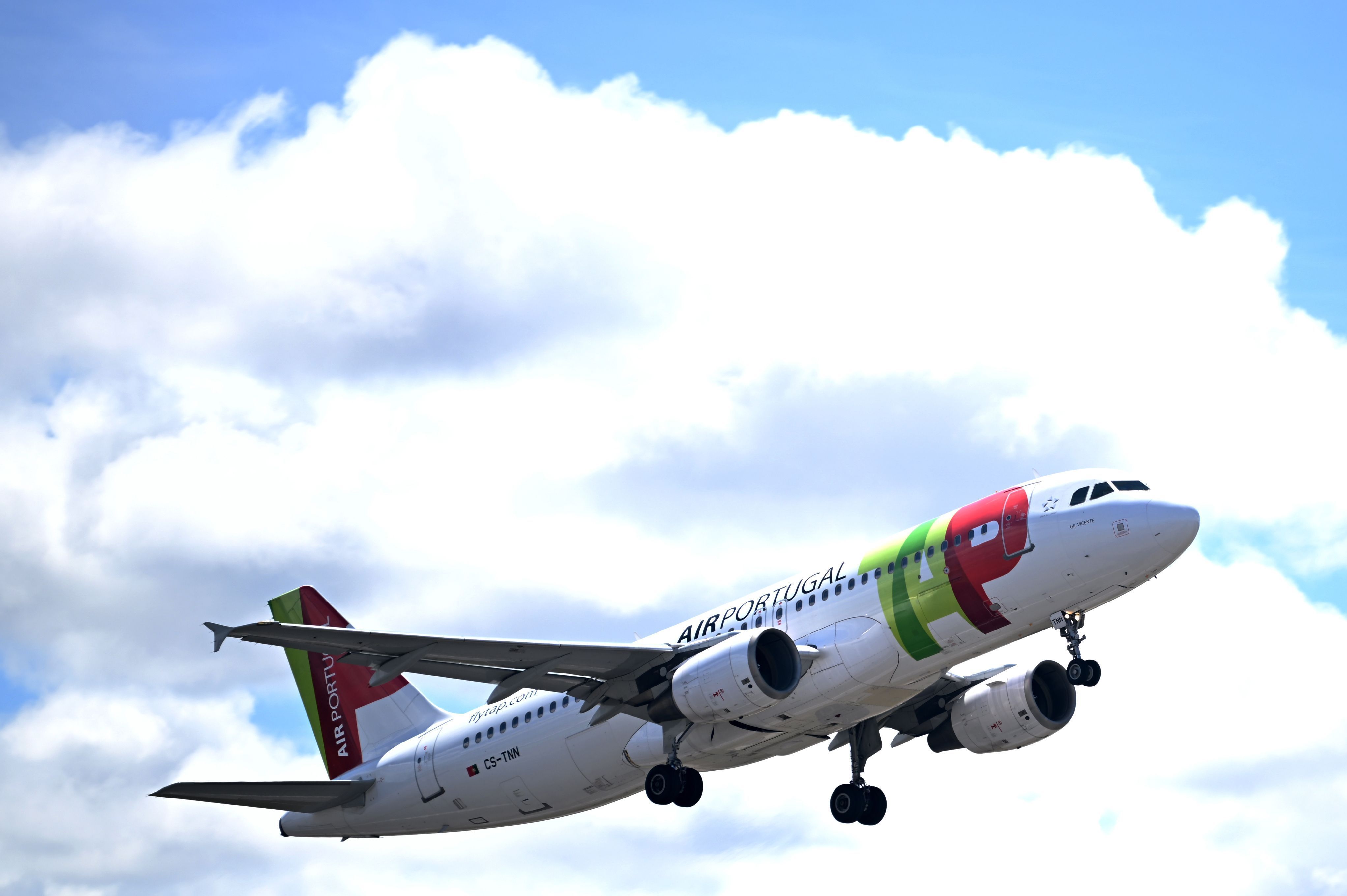 Um voo da TAP Portugal aterrissa no Aeroporto de Lisboa, em Lisboa, Portugal