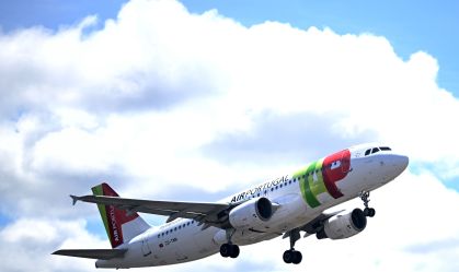 Um voo da TAP Portugal aterrissa no Aeroporto de Lisboa, em Lisboa, Portugal