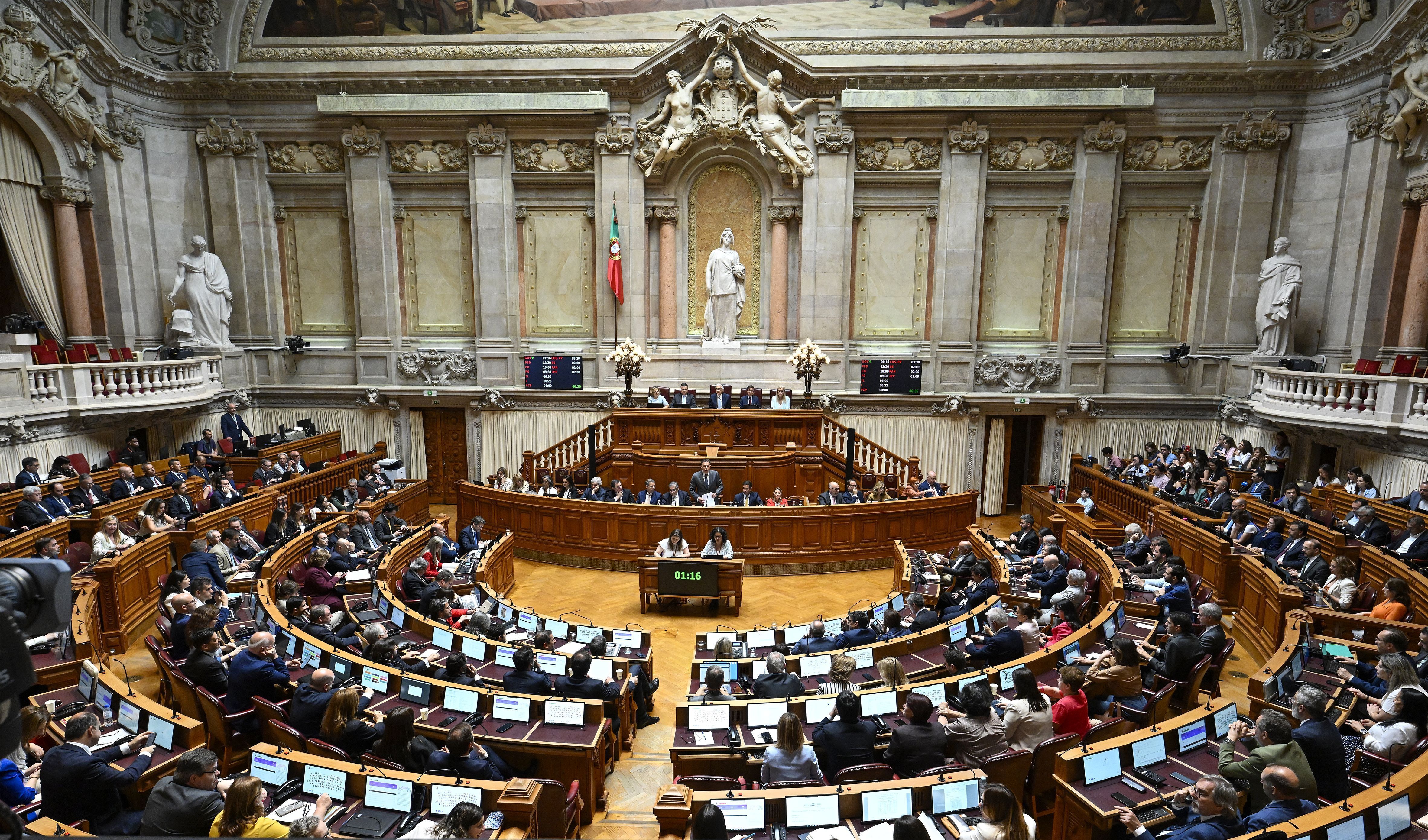 O primeiro-ministro português, Luís Montenegro, gesticula durante a sessão de perguntas e respostas no Parlamento, em 27 de maio de 2026, em Lisboa, Portugal