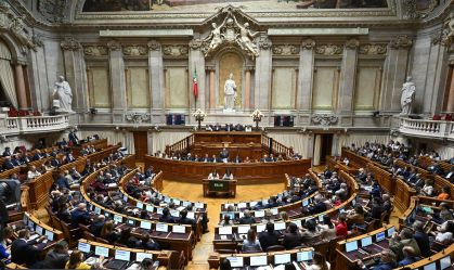 O primeiro-ministro português, Luís Montenegro, gesticula durante a sessão de perguntas e respostas no Parlamento, em 27 de maio de 2026, em Lisboa, Portugal