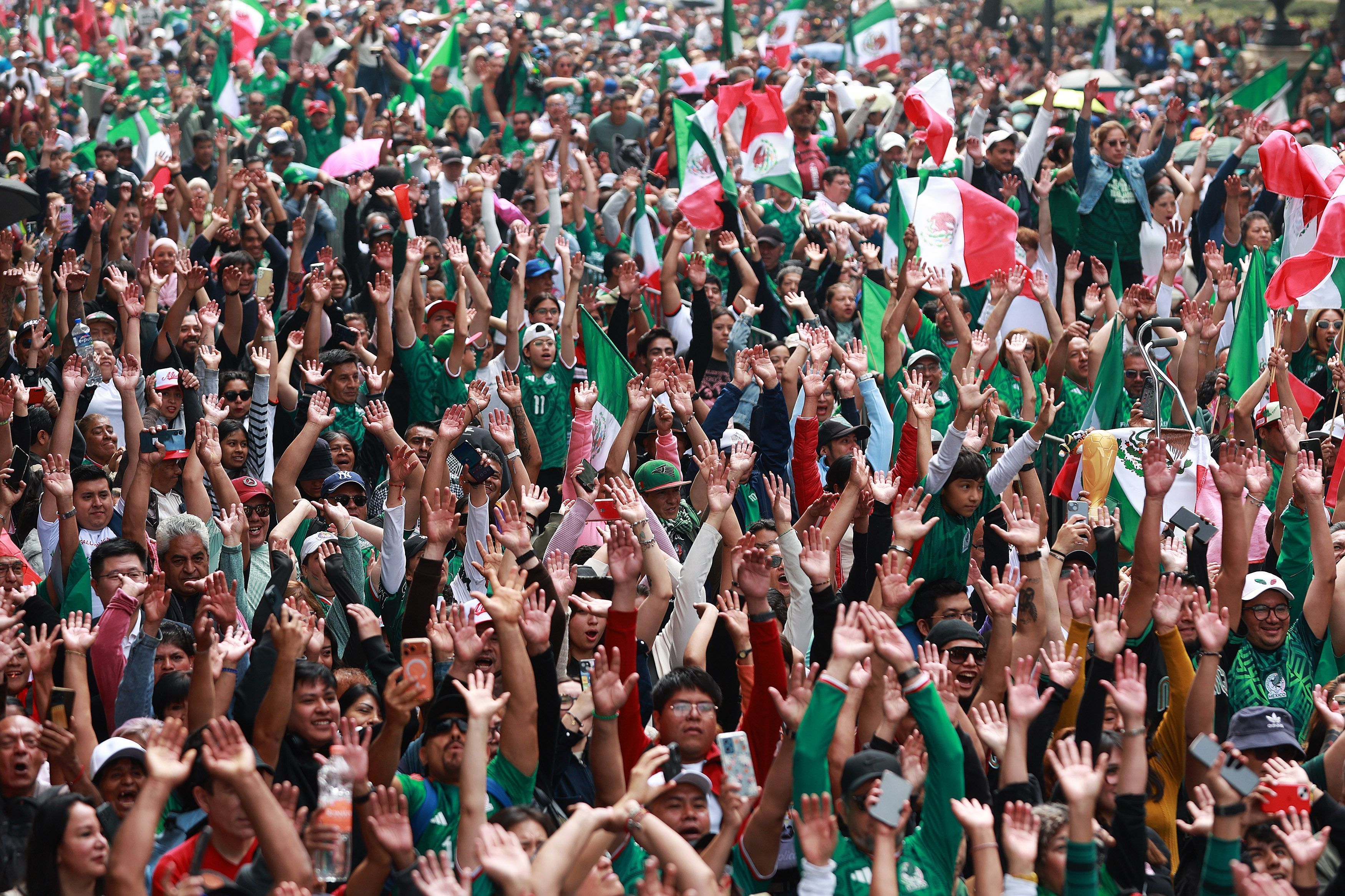 Mexico City attempts to set Guinness World Record for largest Mexican wave