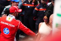 Kim Kardashian ganha beijo e chuva de champagne de Lewis Hamilton em F1