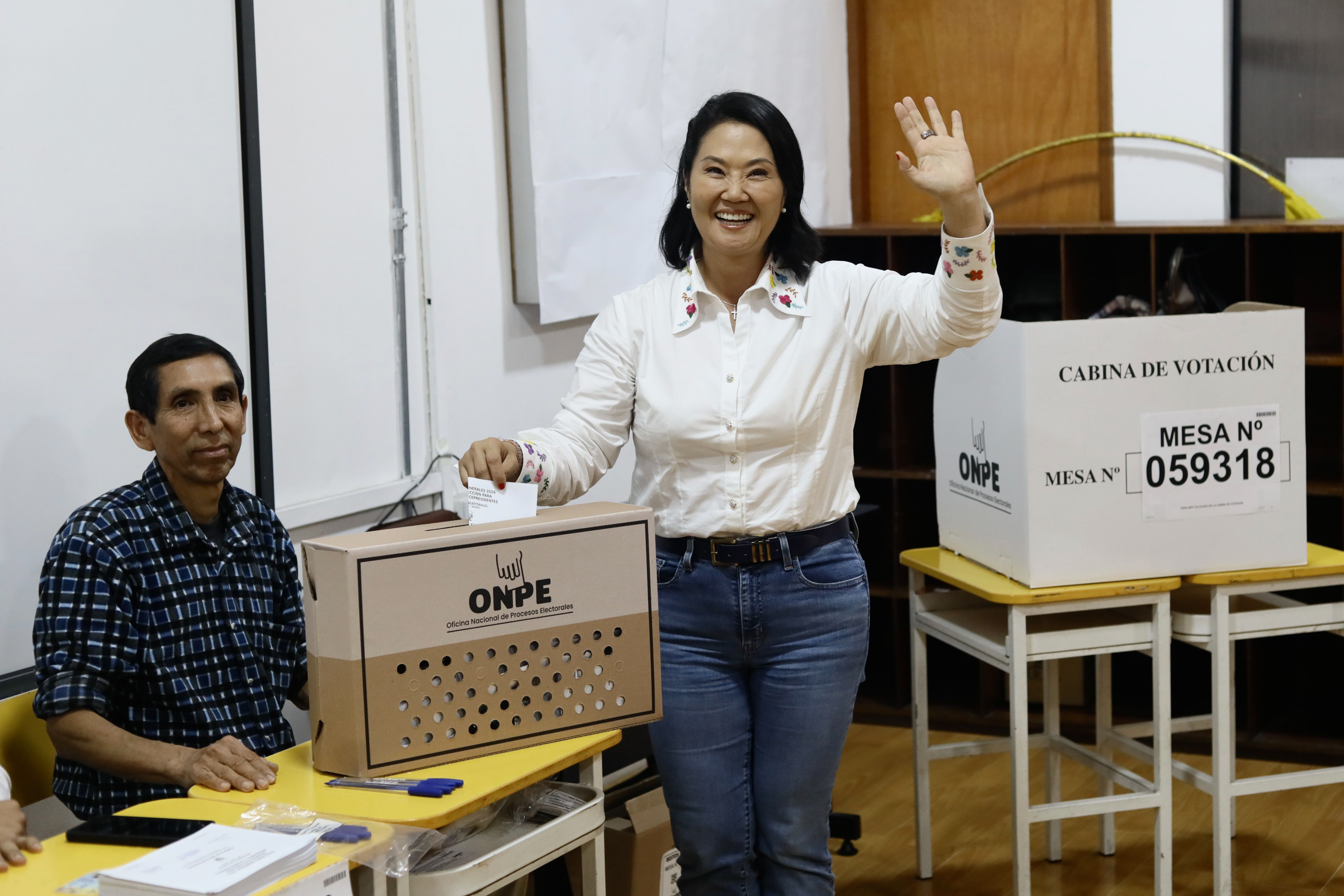 LIMA, PERU - 7 DE JUNHO: Keiko Fujimori, candidata à presidência pelo partido Força Popular (Fuerza Popular), acena enquanto deposita seu voto na urna durante o segundo turno das eleições presidenciais em Lima, Peru, em 7 de junho de 2026. • Klebher Vasquez/Anadolu via Getty Images