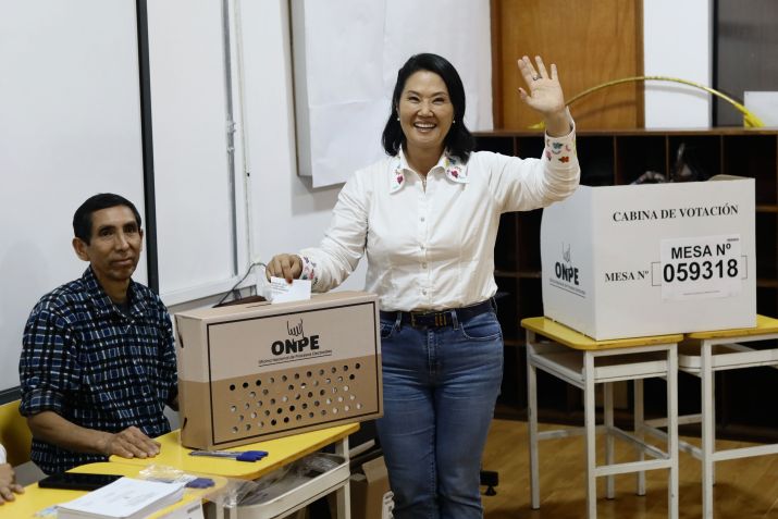 LIMA, PERU - 7 DE JUNHO: Keiko Fujimori, candidata à presidência pelo partido Força Popular (Fuerza Popular), acena enquanto deposita seu voto na urna durante o segundo turno das eleições presidenciais em Lima, Peru, em 7 de junho de 2026. • Klebher Vasquez/Anadolu via Getty Images