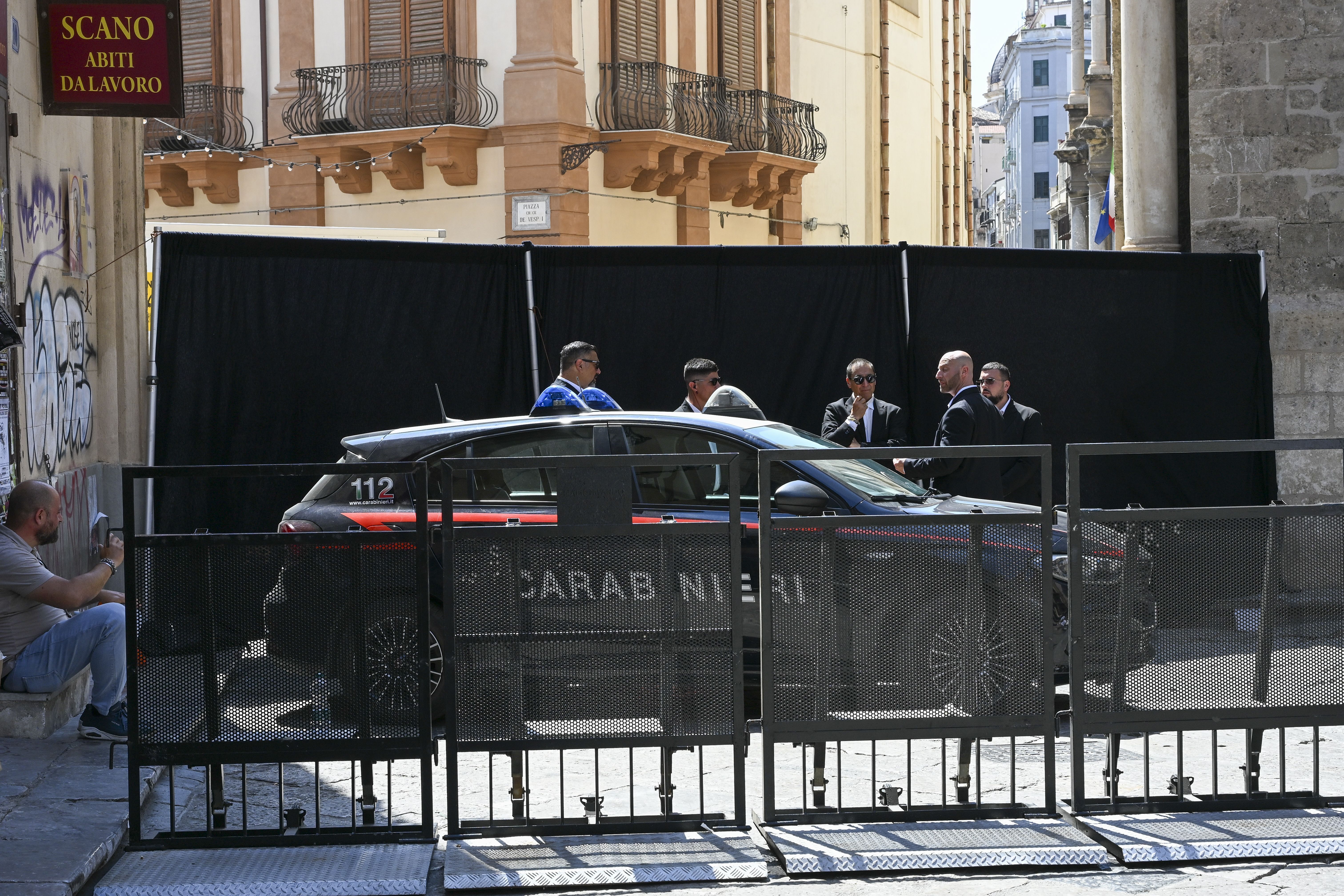 Gradis, seguranças e cortinas pretas impediram que o público visse o casamento de Dua Lipa e Callum Turner • Agostino Fabio/Getty Images