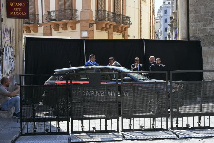 Gradis, seguranças e cortinas pretas impediram que o público visse o casamento de Dua Lipa e Callum Turner • Agostino Fabio/Getty Images