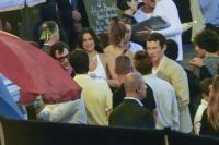 Dua Lipa e Callum Turner iniciam casamento de 3 dias na Itália; veja vídeos