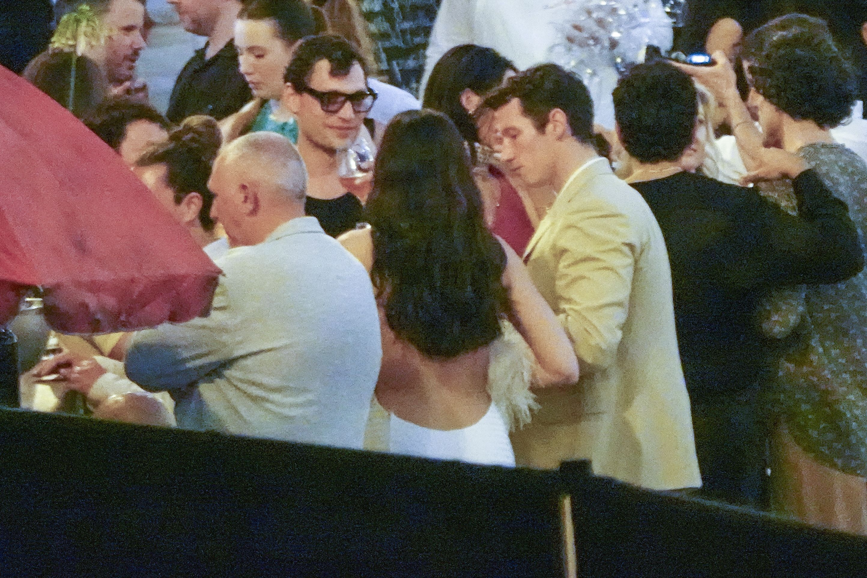 Dua Lipa e Callum Turner na primeira festa de seu casamento na Itália • Agostino Fabio/Getty Images)
