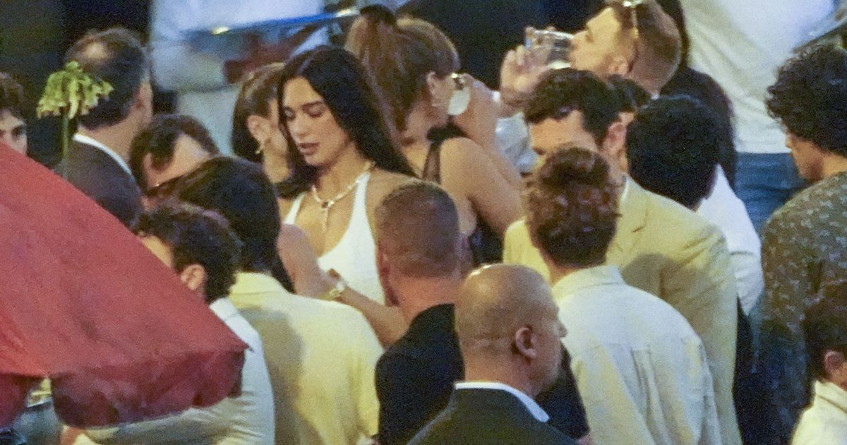 Dua Lipa elege vestido Bottega Veneta para recepção de casamento na Itália