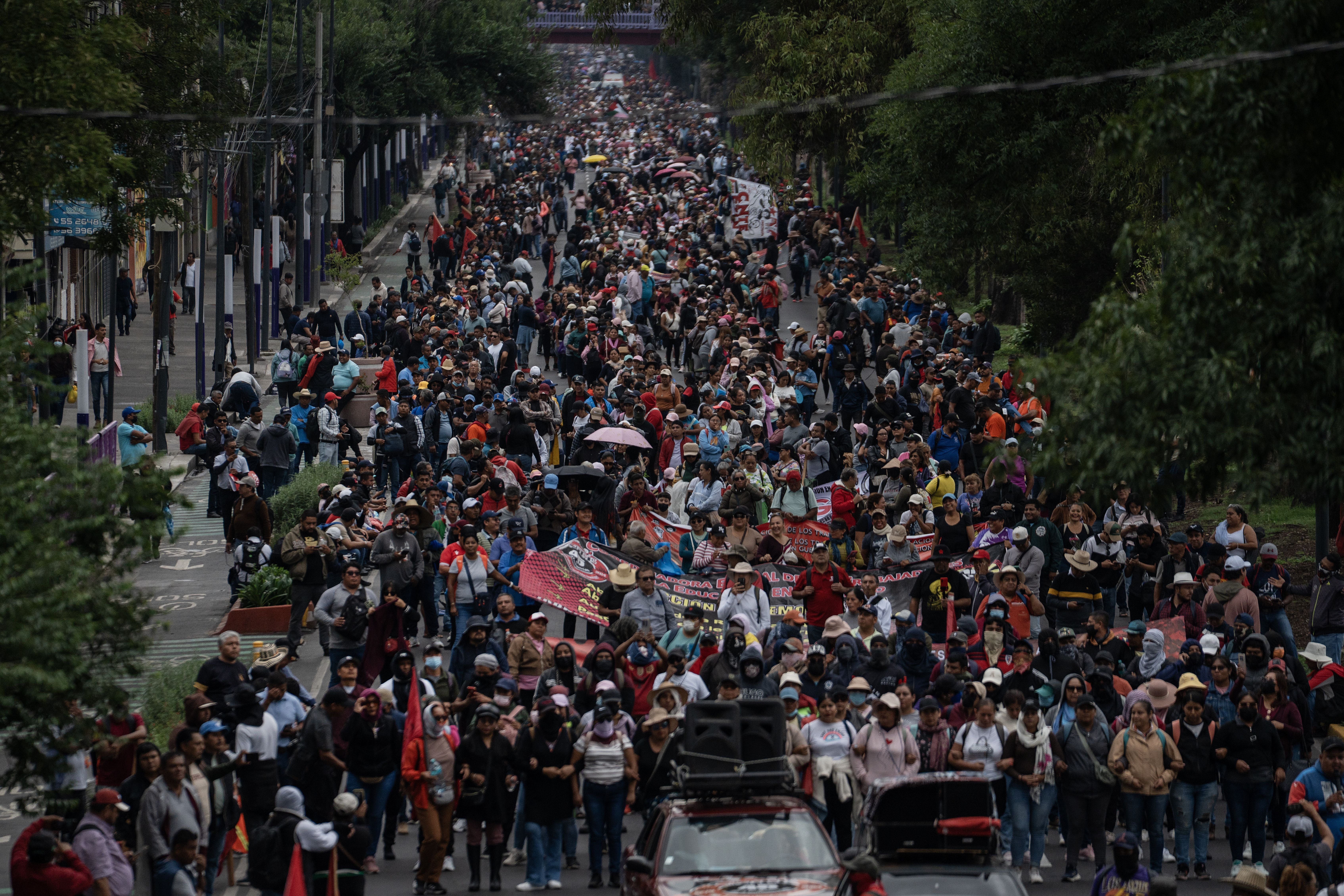 Professores de vários estados mexicanos e membros de organizações sociais marcham até o Estádio Azteca para protestar por melhores condições de trabalho