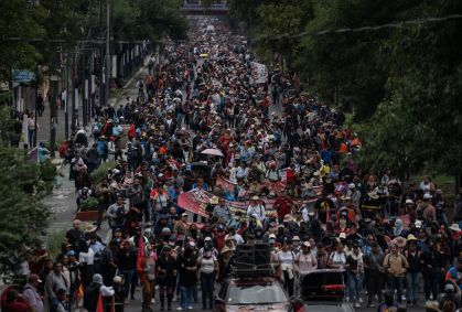 México: Polícia bloqueia marcha de professores em direção a estádio da Copa