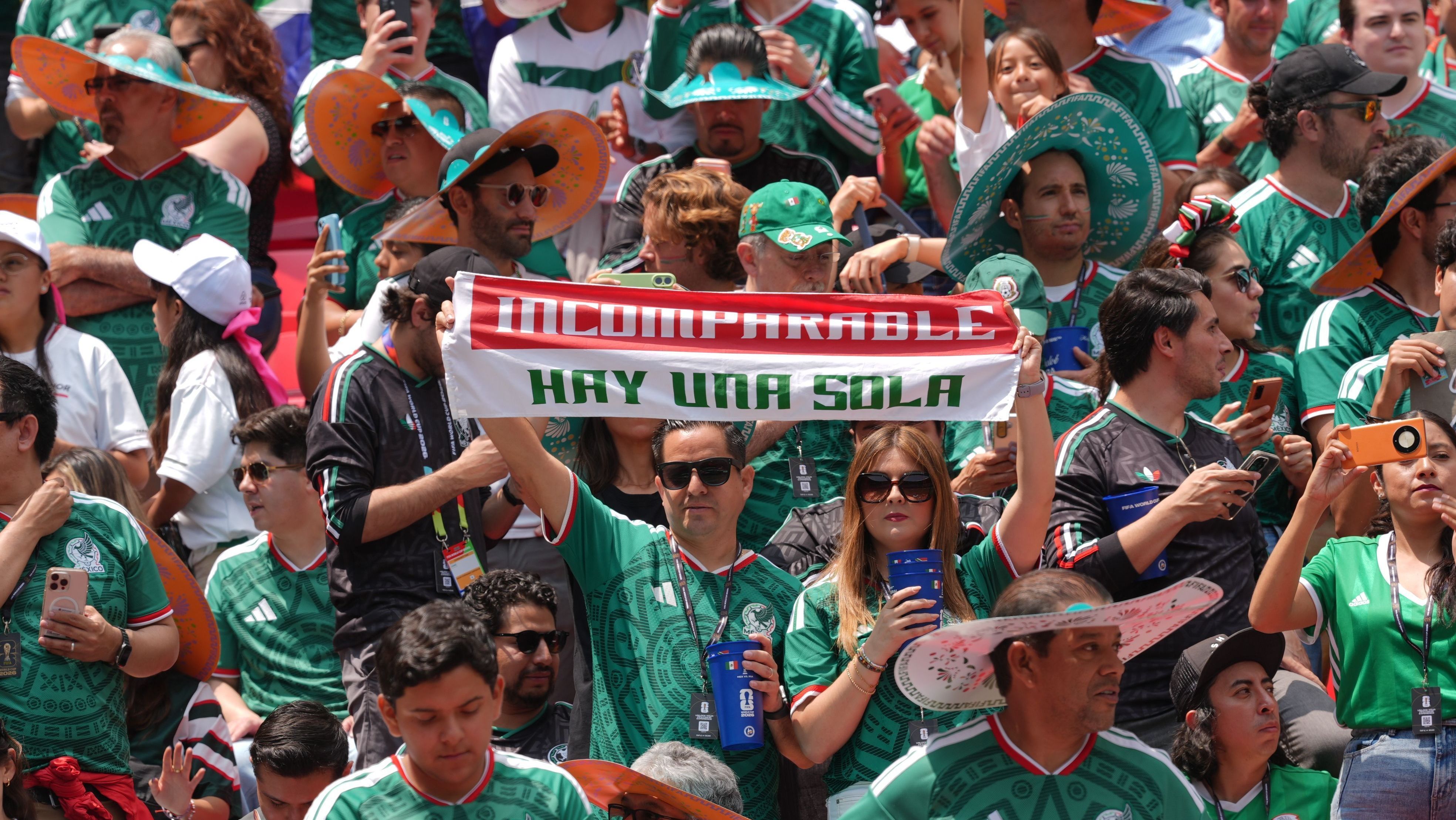 Torcedores do México no Estádio Azteca • Juancho Torres/Anadolu via Getty Images