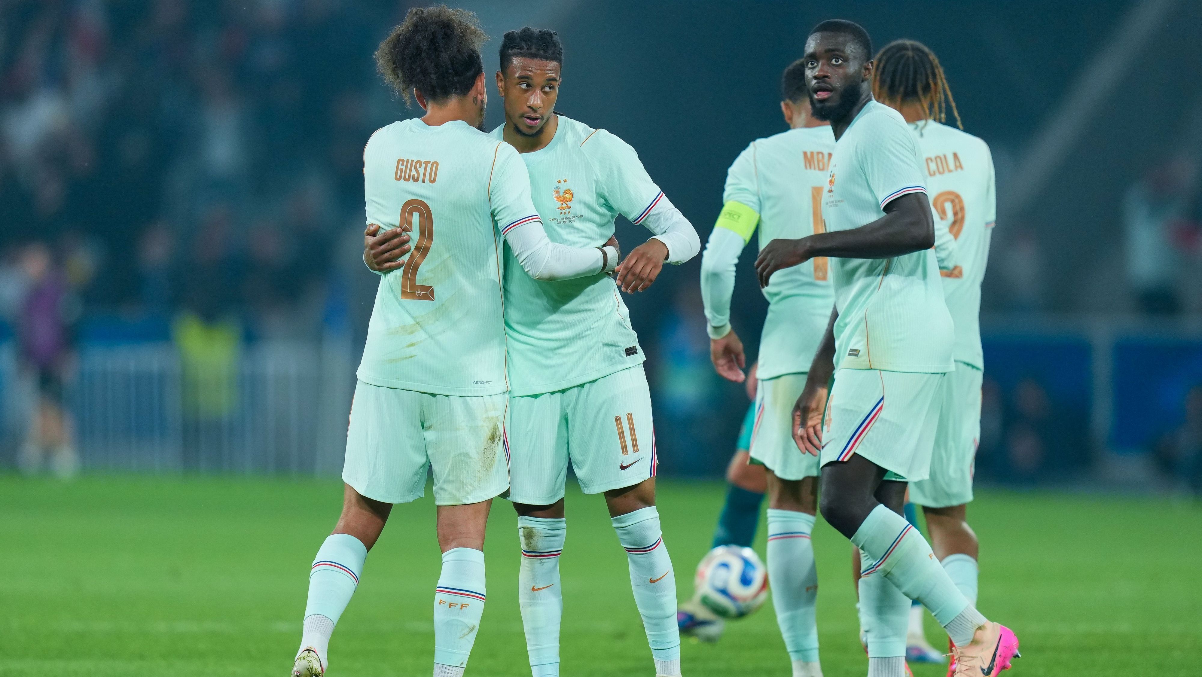 Olise comemora seu gol no amistoso entre França x Irlanda do Norte