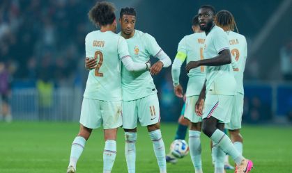 Olise comemora seu gol no amistoso entre França x Irlanda do Norte